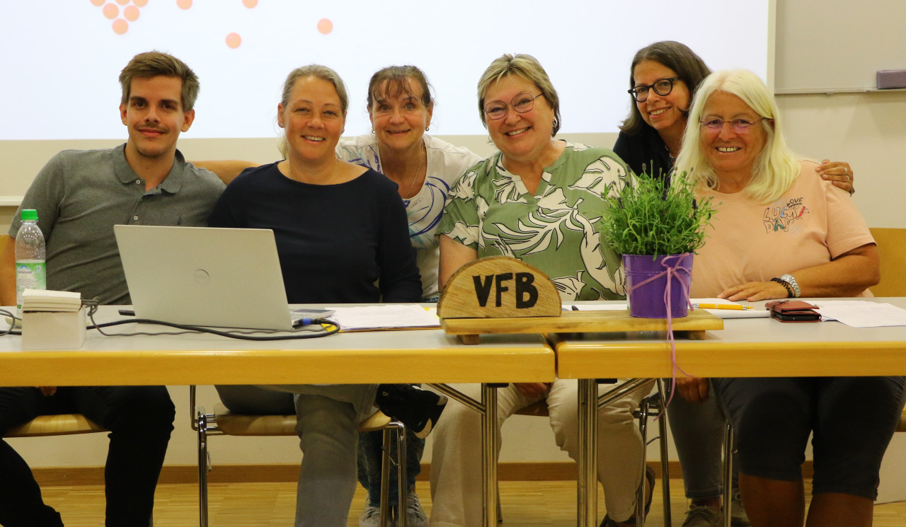 der neue Vorstand: v.l.n.r. Fiete Reuter , Anna Klug, Monika Asbeck, Michaela Reitmeyer, Kathrin Reuter, Renate Hofbauer
