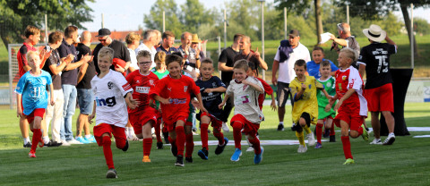 Landesliga-Auftakt mit 1:0 Sieg, Interviews, Einlaufkindern  und Ehrungen