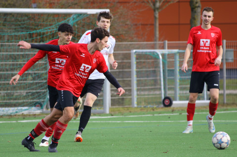 Zweite überwintert auf Platz 2 dank 4:1 Derby-Sieg gegen Neufahrn