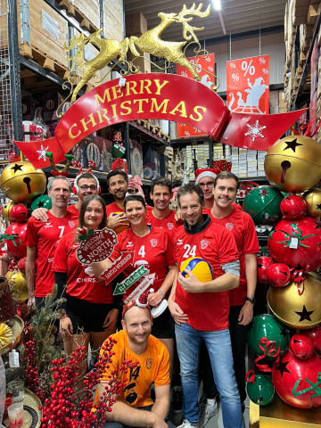 Volleyballer mit neuen Trikots