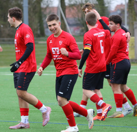 Zweite gewinnt mit 2:1 das Derby gegen Pulling/ An der Spitze bleibt es eng