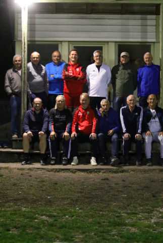 Walking Football in Hallbergmoos: Der Ball rollt, die Spieler gehen
